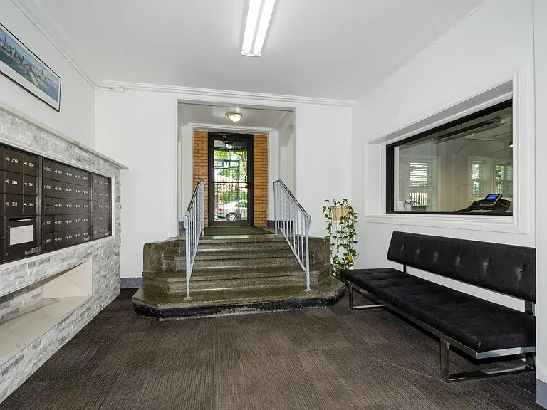The 1521 Sherwin — Photo 12