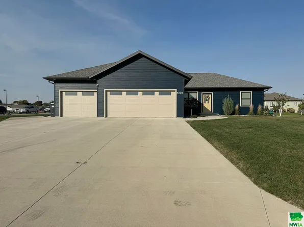 1379 9th Ave SE, Sioux Center, IA 51250