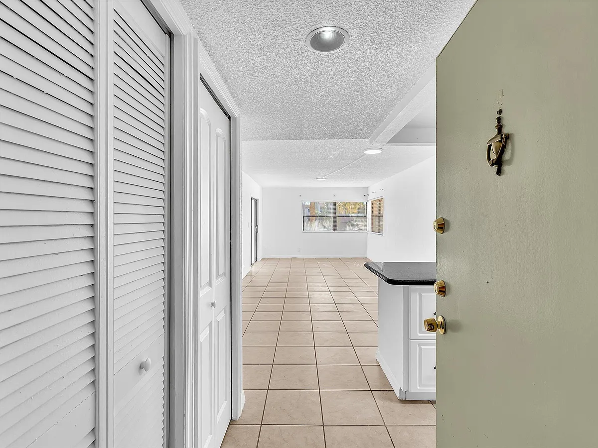 Building Photo - 220 Lakeview Dr #210