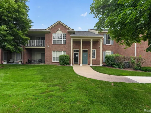 3203 Chesapeake Cir, Commerce Twp, MI 48390