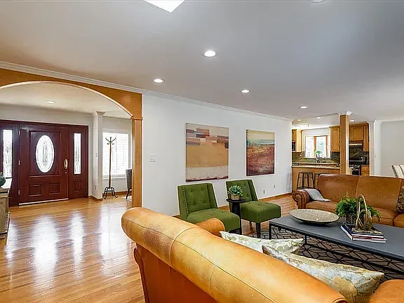 1027 Edmonds Ct — Photo 2