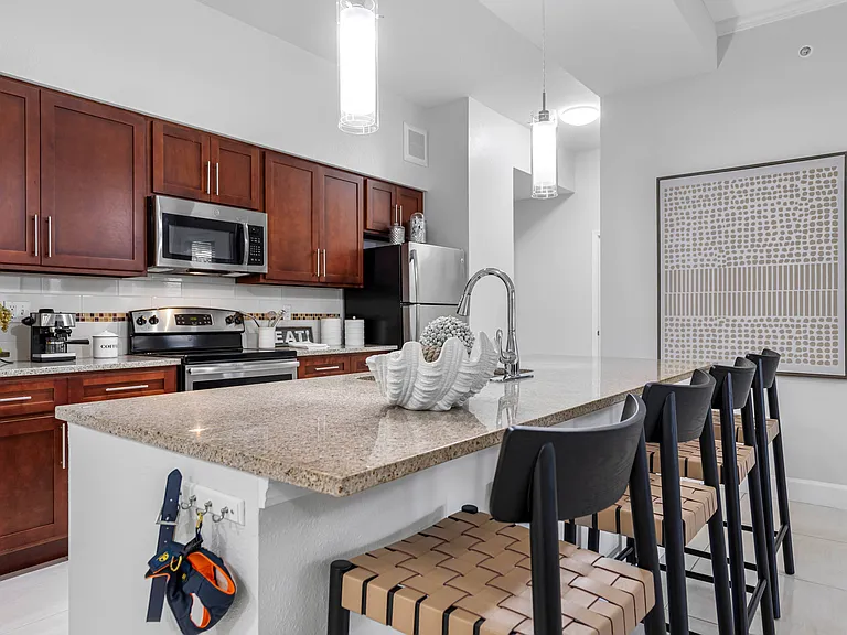 Miramar Park Apartments — Photo 15