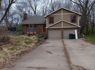 222 Valley Dr, Lansing, KS 66043