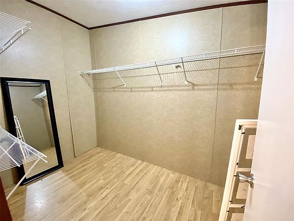 5th image of 10423 Glenwood Dr