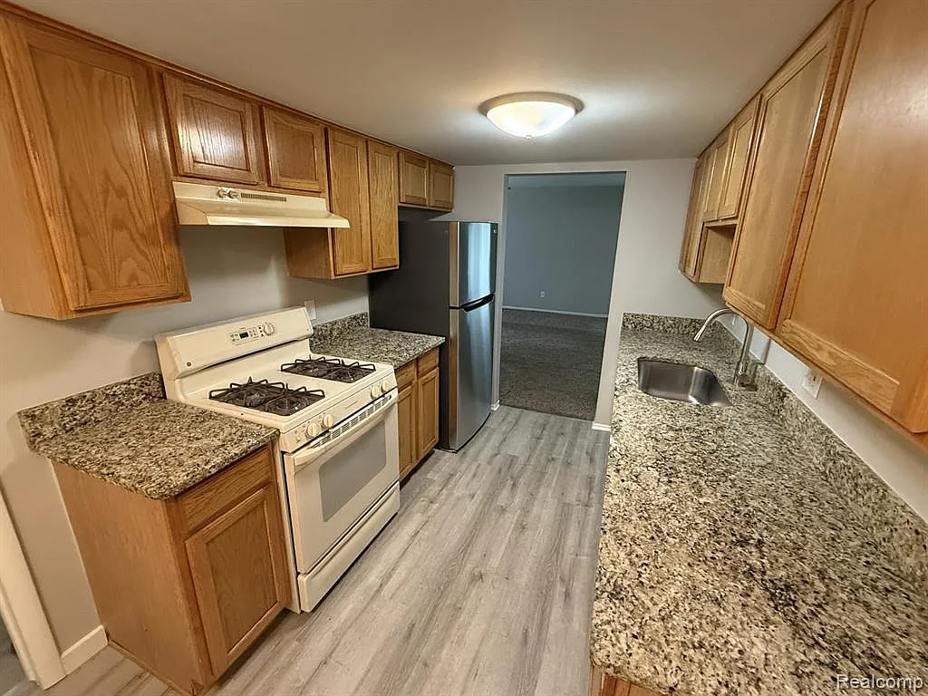 3 bed, 2.5 bath, 1658 sqft, $1,895 — Photo 3