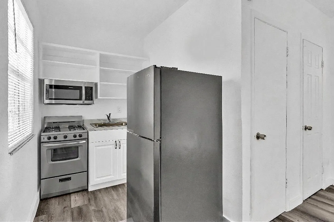 Studio, 395 sqft, $1,095 — Photo 2