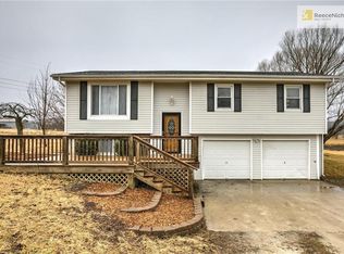 22449 Mitchel Rd, Tonganoxie, KS 66086