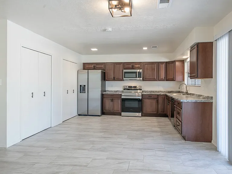 409 Longwood Dr NE — Photo 9
