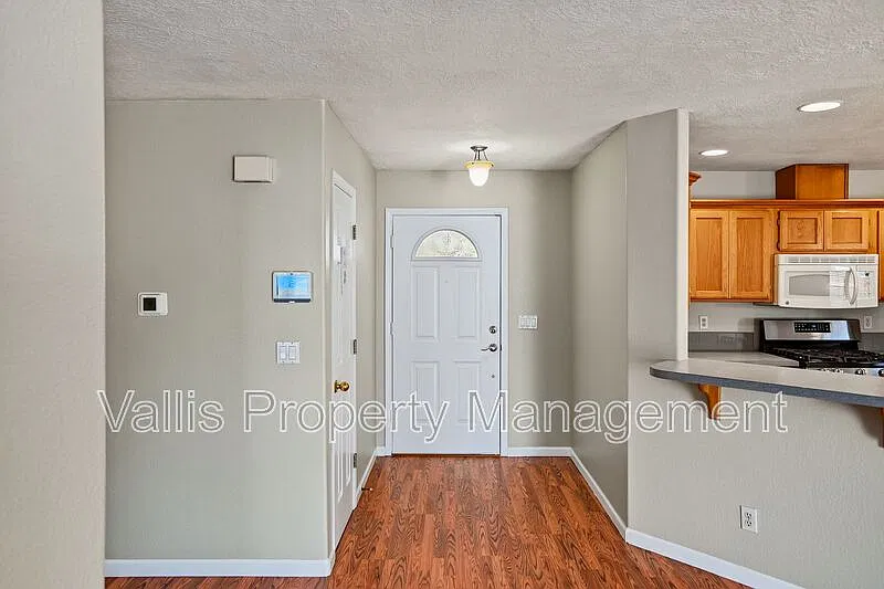 3 bed, 2.0 bath, 1464 sqft, $2,400 — Photo 4
