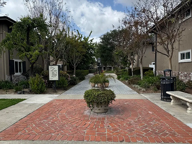 660 S Glassell St #15 — Photo 4