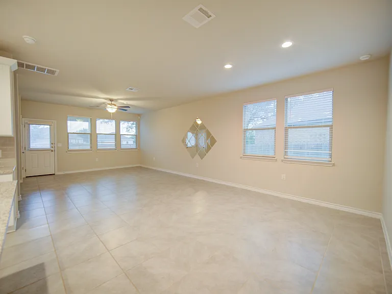 8842 White Crown — Photo 5