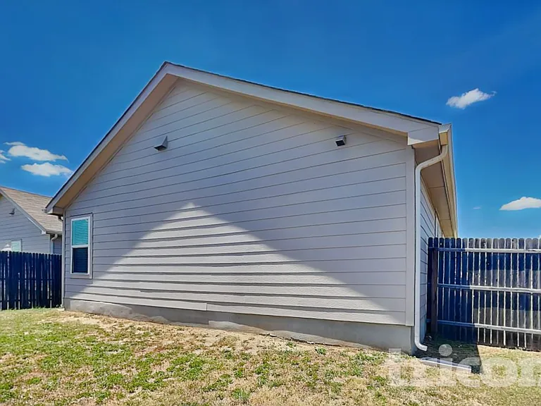 8506 Amistad Cv — Photo 15
