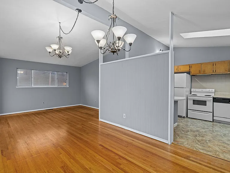 550 Versailles Dr — Photo 7