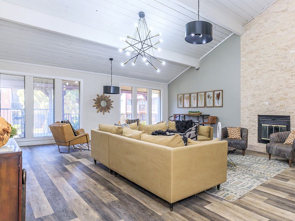 Comfortable Leasing Office at The Eddison