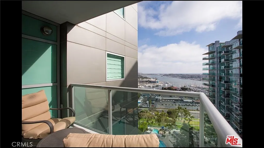13650 Marina Pointe Dr — Photo 3