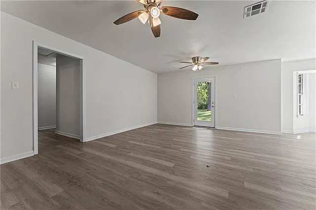 3 bed, 2.0 bath, 2000 sqft, $1,975 — Photo 2