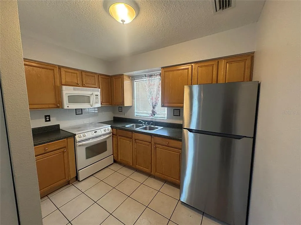2 bed, 2.5 bath, 1034 sqft, $1,750 — Photo 2