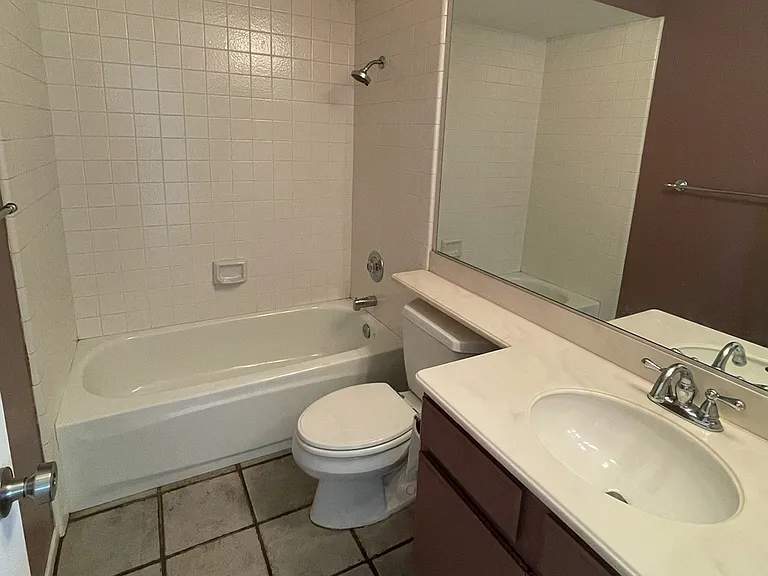 902 Wentworth Cir — Photo 18
