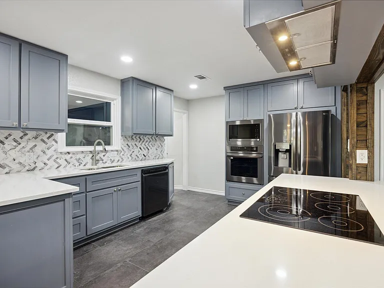 1305 W 1st St — Photo 11