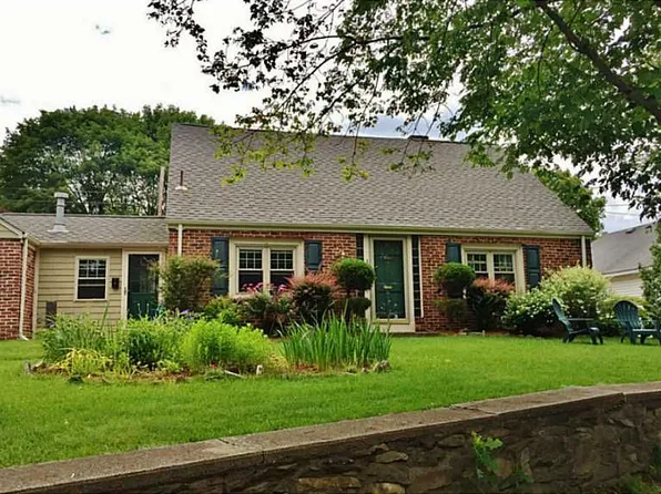 18 Riverview Dr, Barrington, RI 02806