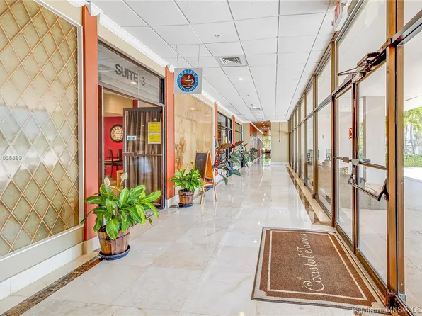 400 Kings Point Dr, North Miami Beach, FL
