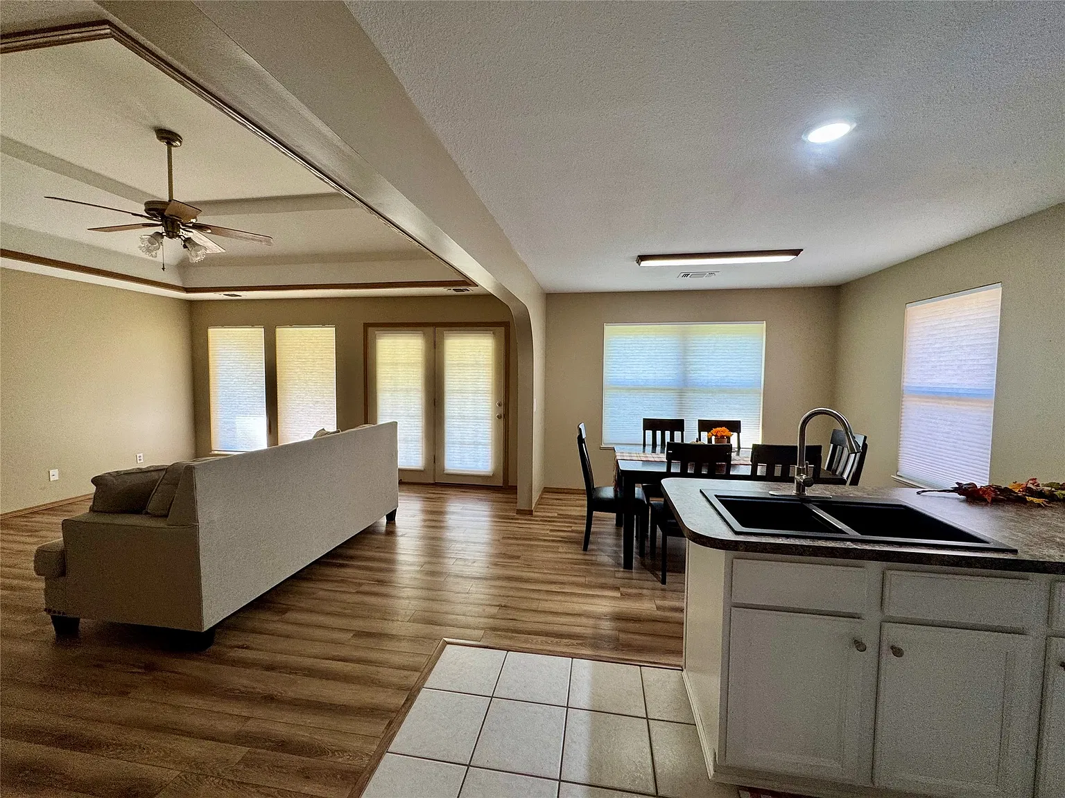 3 bed, 2.0 bath, 1388 sqft, $1,800 — Photo 4