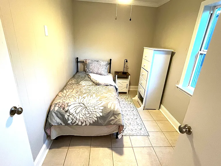1137 E Keswick Rd — Photo 14