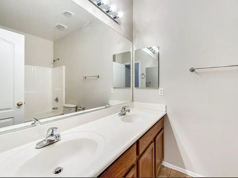 2307 W Spur Dr — Photo 2