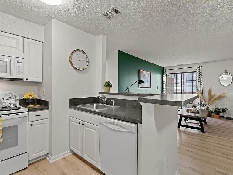 Mary Caroline Cir — Photo 3