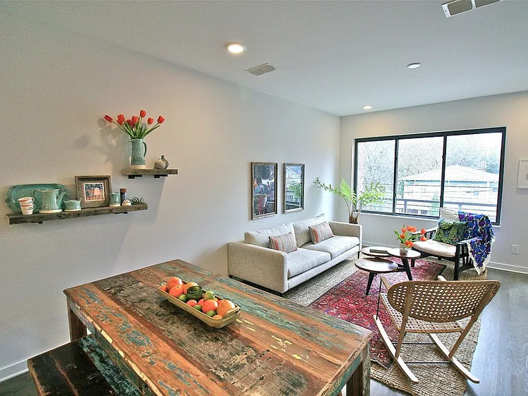 1029 Chester Ave — Photo 9