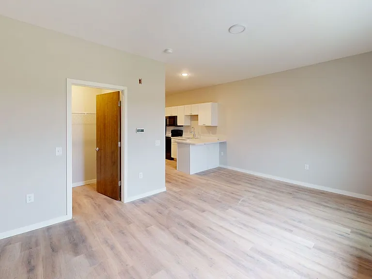 South Pointe Apartments — Photo 16