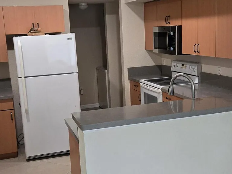 2505 Belmont Ln — Photo 6