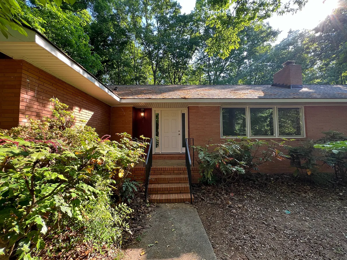 Building Photo - 150 Chinquapin Way