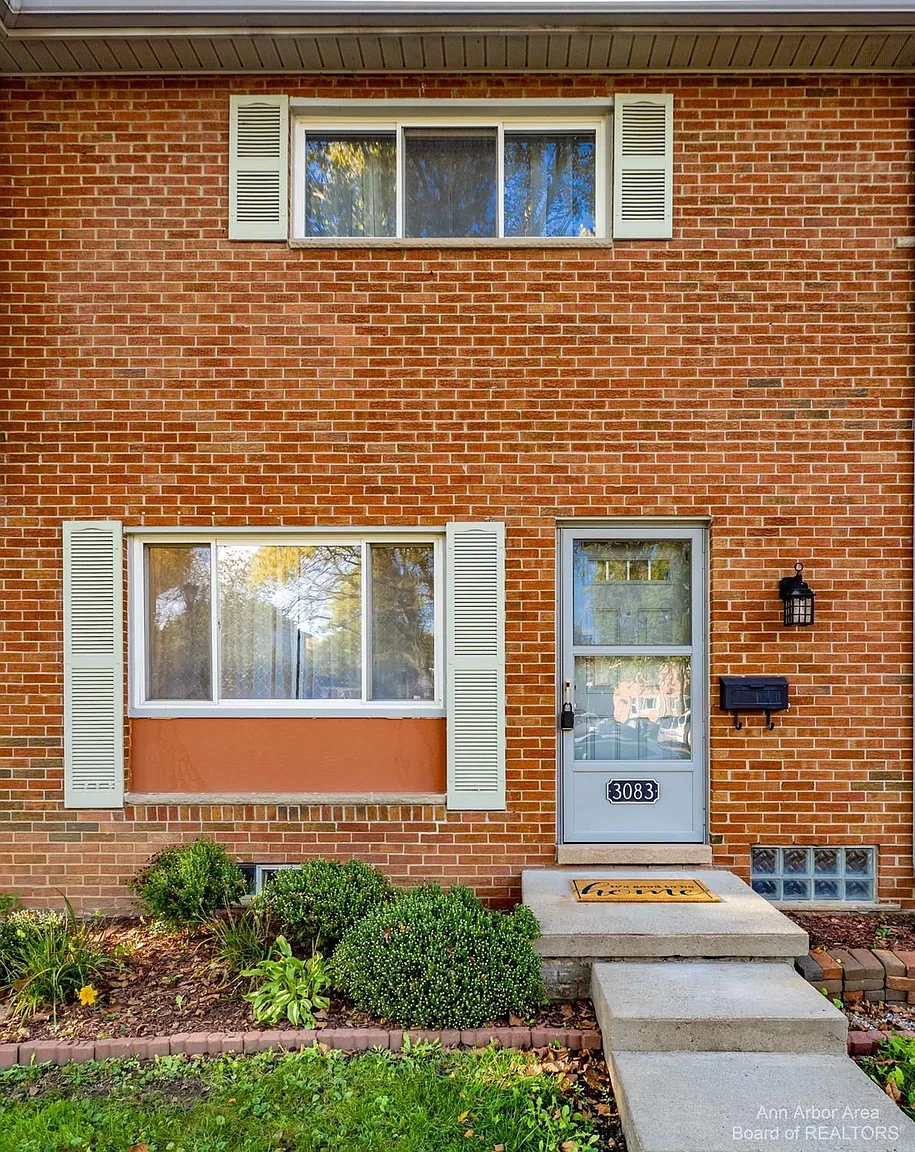 3083 Wolverine Dr photo 1