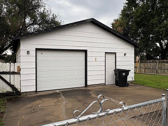 3rd image of 1305 NE Atchison Ave