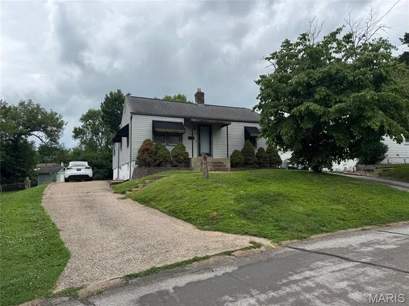 9550 Bataan Dr, Saint Louis, MO 63134