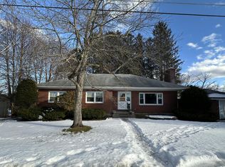 14 Calumet St, Pittsfield, MA 01201