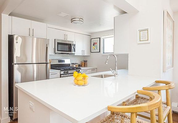 4th image of 27 Albany Ave APT 603