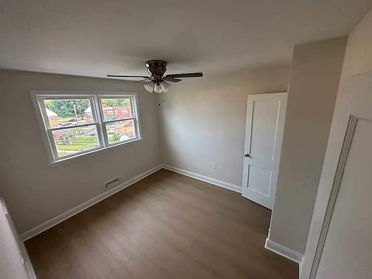 4725 Shamrock Ave — Photo 11
