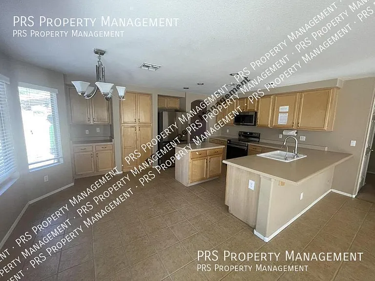 1053 W Bruce Ave — Photo 4