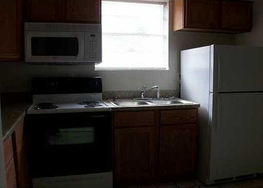 2nd image of 825 Flood St
