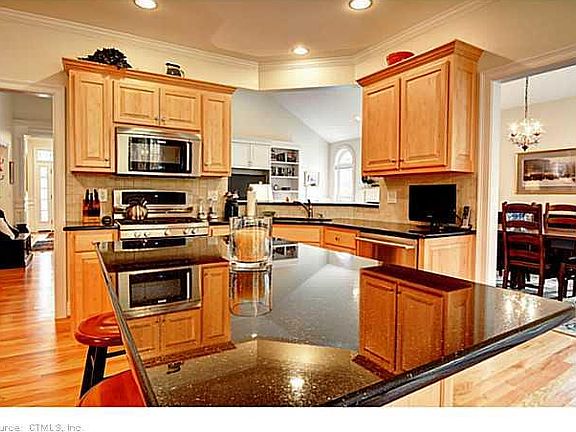 2nd image of 17 Montauk Way
