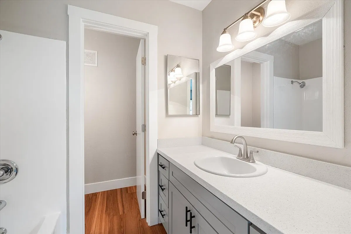 2 bed, 1.5 bath, 884 sqft, $2,500 — Photo 2