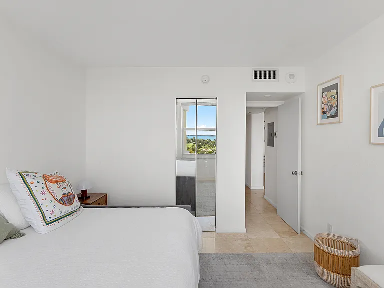 5600 Collins Ave #14R — Photo 10