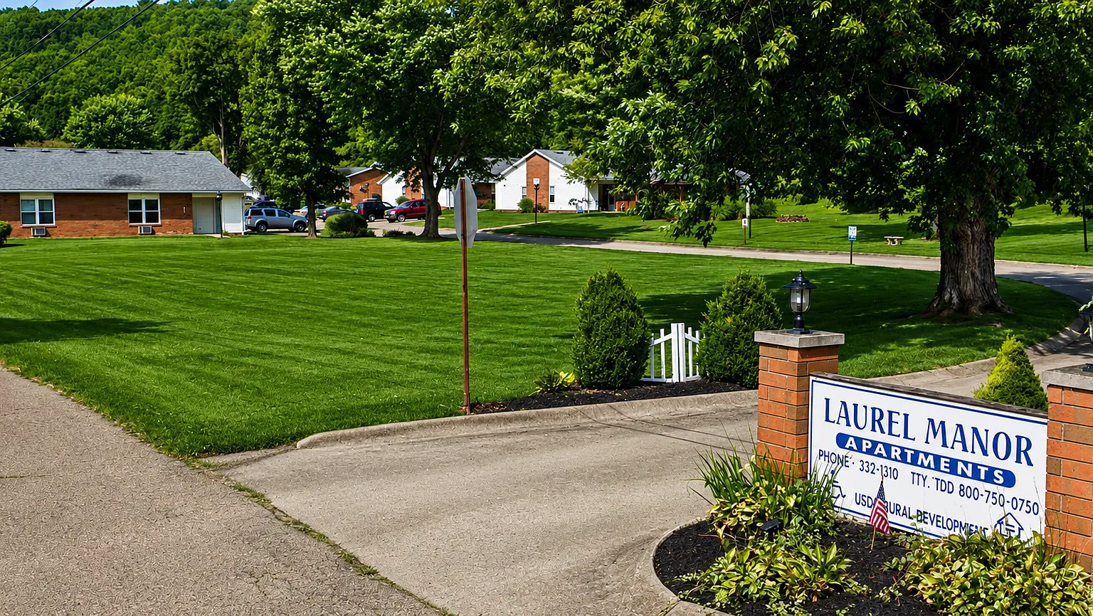 Laurel Manor — Photo 1