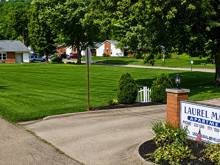 Laurel Manor — Photo 1