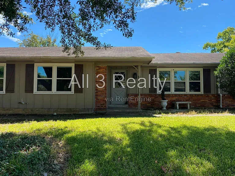3012 Lansdowne Dr — Photo 2