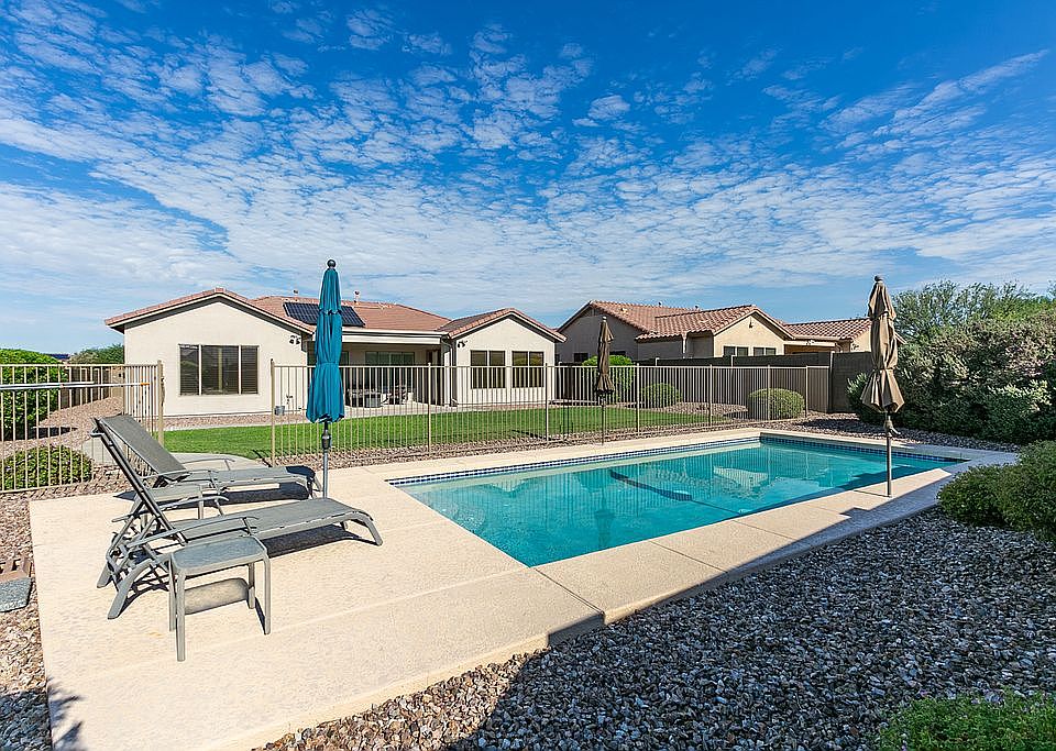 Sparkling Pool & Huge Yard