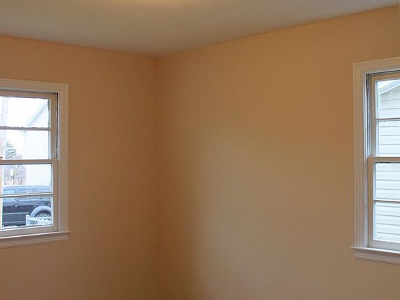 5th image of 325 E Oak St