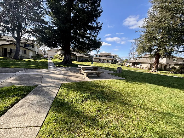 1055 Mohr Ln #B — Photo 22